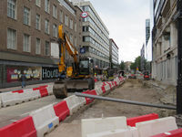 829946 Gezicht in de St. Jacobsstraat te Utrecht vanaf het Vredenburg naar het noorden. De straat wordt heringericht na ...